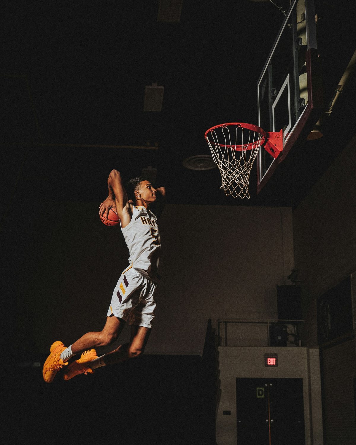 Giocatore di basket in elevazione durante una schiacciata